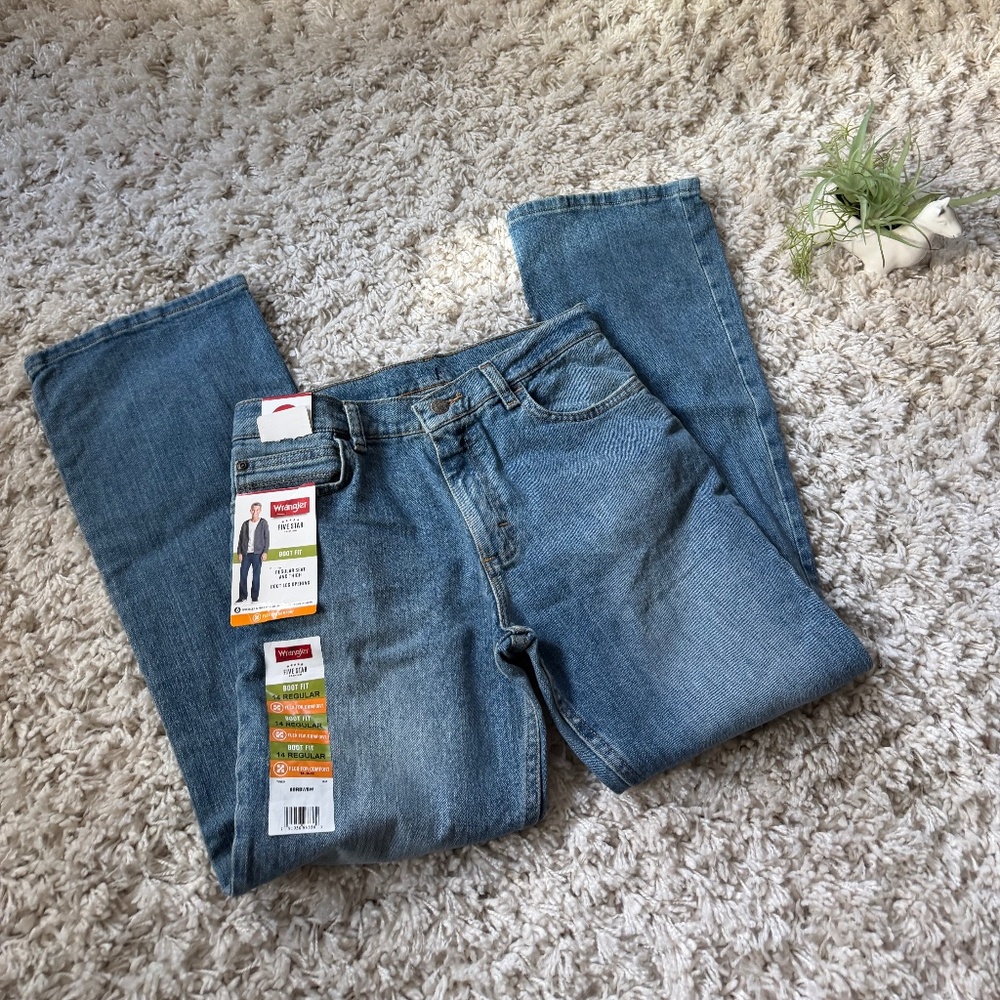Comfortable Wrangler NWT light blue denim, super relaxed, comfy Men's boot cut B